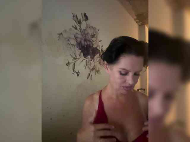RoyalBreasts webcam
