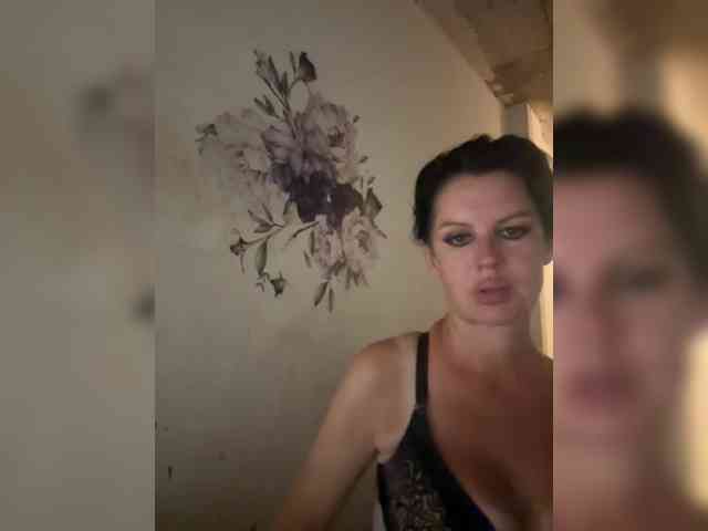 RoyalBreasts webcam