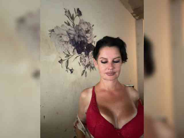 RoyalBreasts webcam