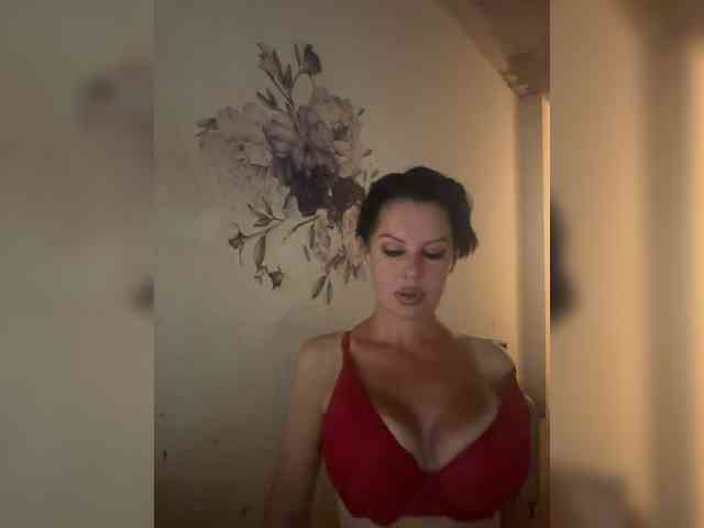 RoyalBreasts webcam