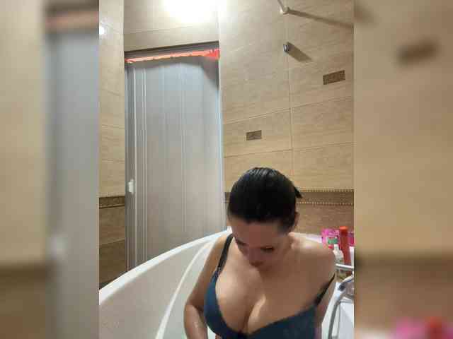 RoyalBreasts webcam