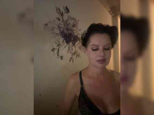 RoyalBreasts webcam