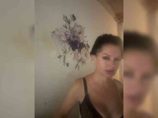 RoyalBreasts webcam
