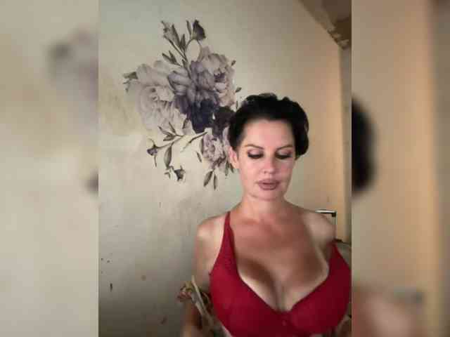 RoyalBreasts webcam