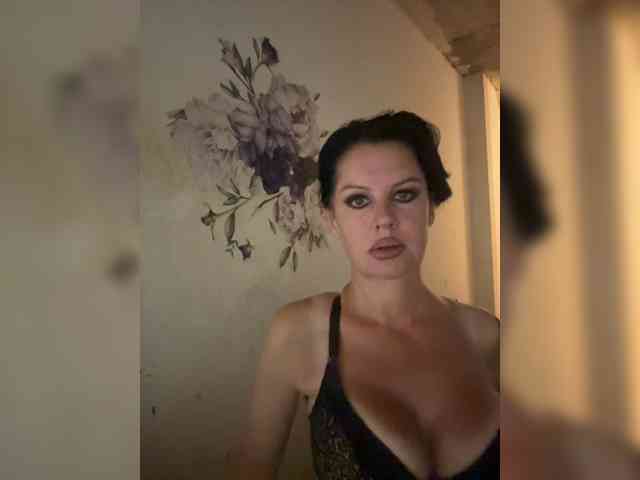 RoyalBreasts webcam