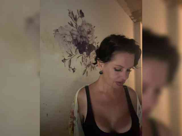RoyalBreasts webcam