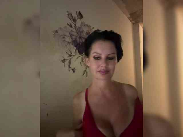 RoyalBreasts webcam