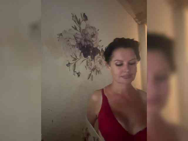 RoyalBreasts webcam
