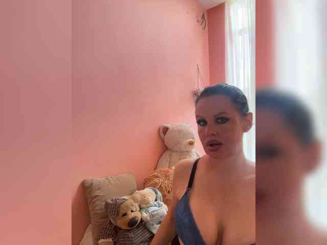 RoyalBreasts webcam