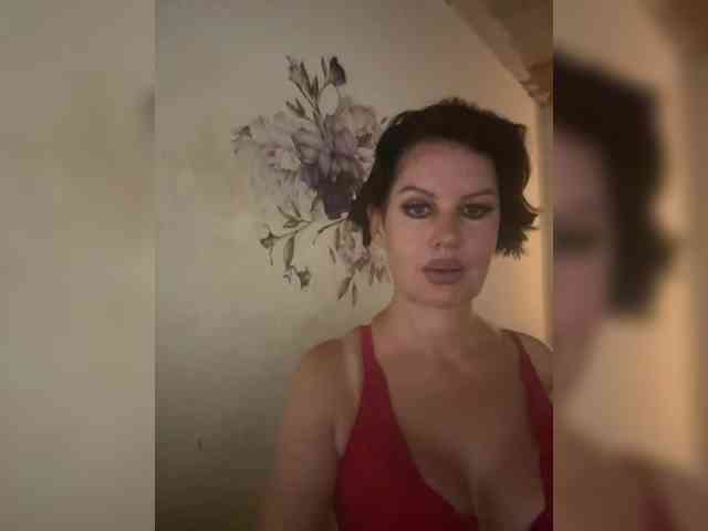 RoyalBreasts webcam
