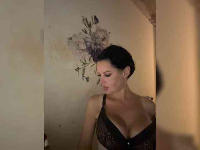 RoyalBreasts webcam