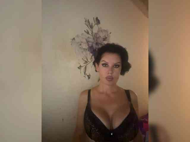 RoyalBreasts webcam
