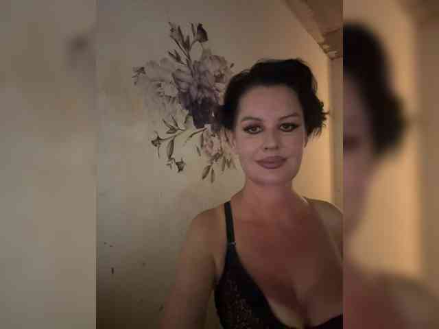 RoyalBreasts webcam