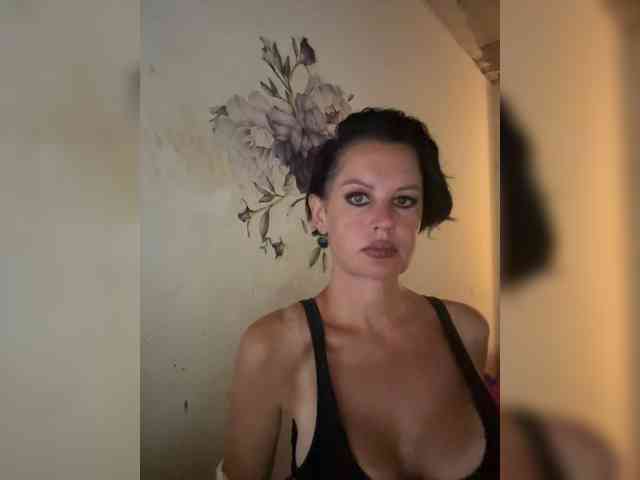 RoyalBreasts webcam
