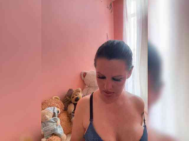 RoyalBreasts webcam
