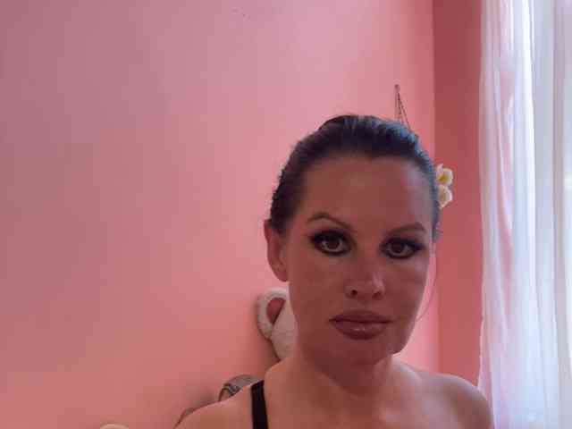 RoyalBreasts webcam
