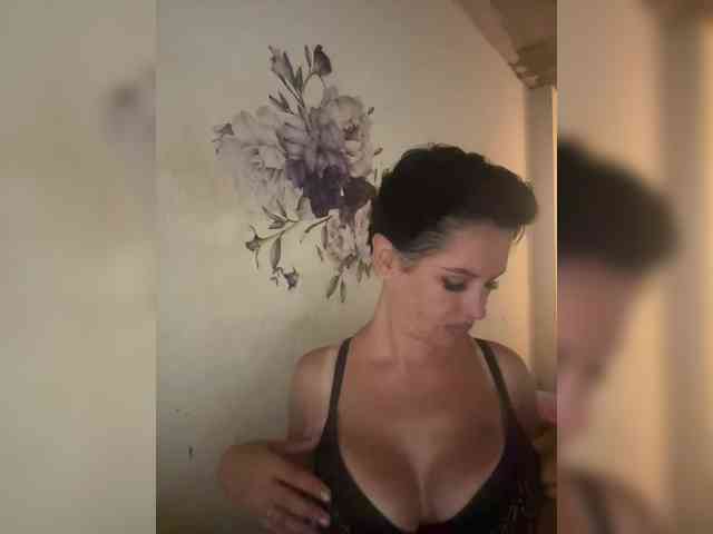RoyalBreasts webcam