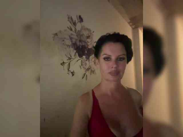 RoyalBreasts webcam