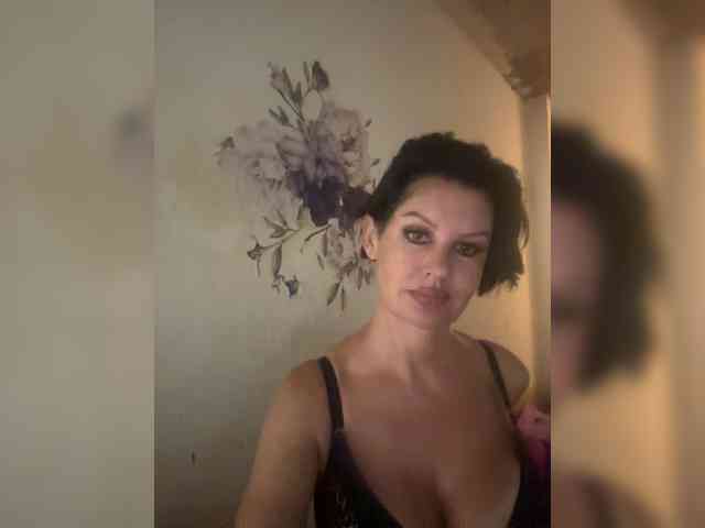 RoyalBreasts webcam