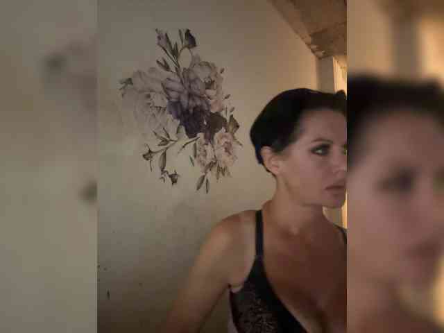 RoyalBreasts webcam