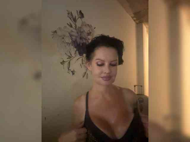 RoyalBreasts webcam