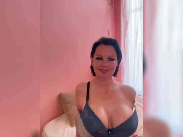 RoyalBreasts webcam