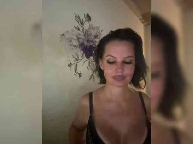 RoyalBreasts webcam