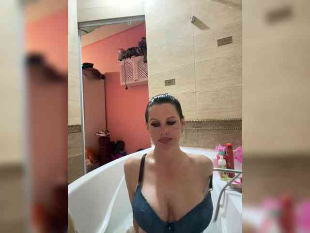RoyalBreasts webcam
