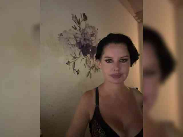 RoyalBreasts webcam