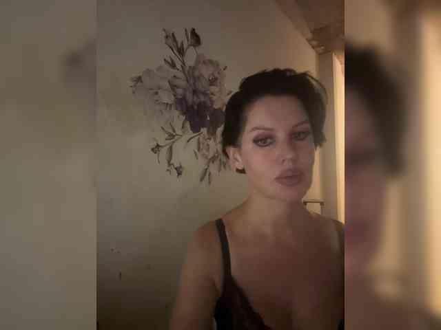 RoyalBreasts webcam