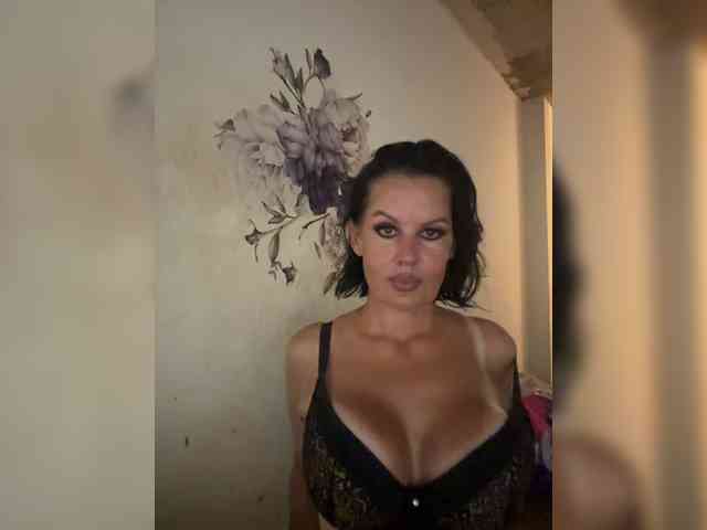 RoyalBreasts webcam