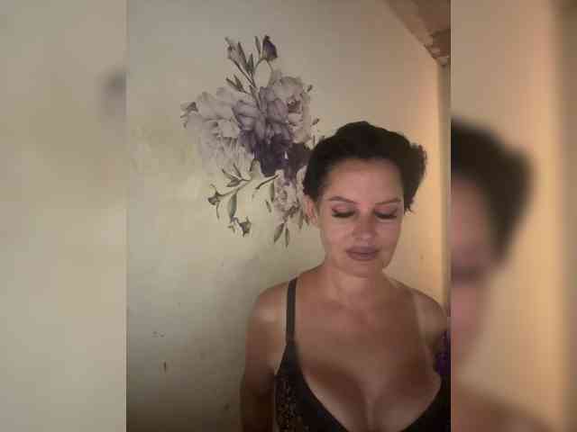RoyalBreasts webcam