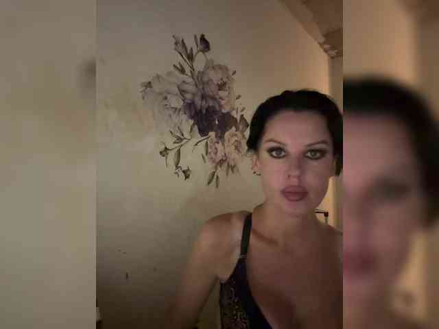 RoyalBreasts webcam