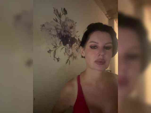 RoyalBreasts webcam