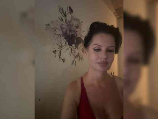 RoyalBreasts webcam