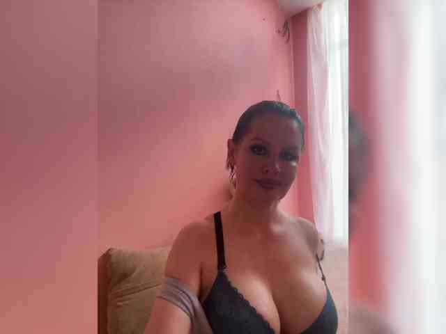 RoyalBreasts webcam