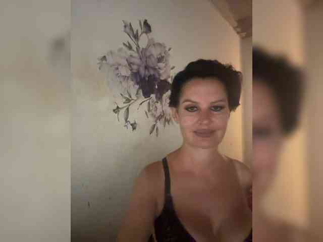 RoyalBreasts webcam