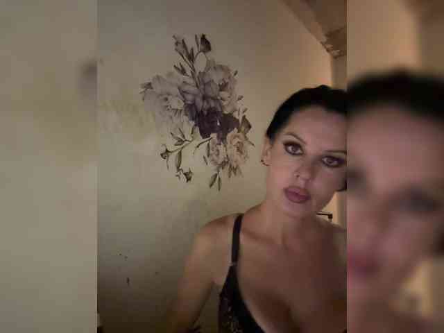 RoyalBreasts webcam