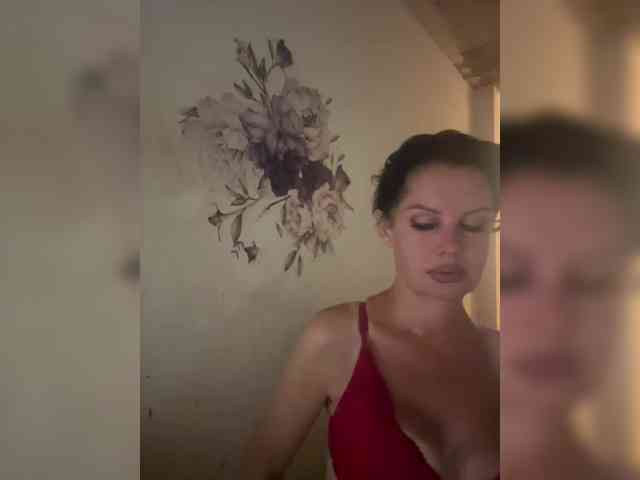RoyalBreasts webcam