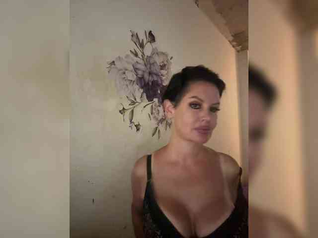 RoyalBreasts webcam