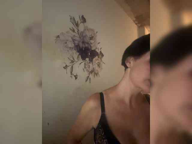 RoyalBreasts webcam