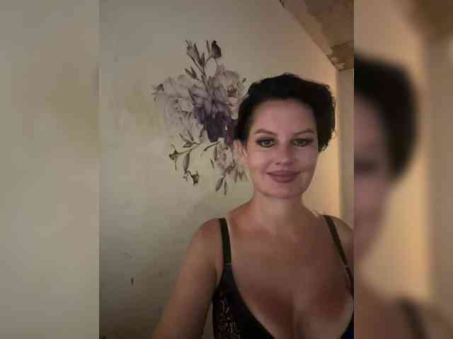 RoyalBreasts webcam