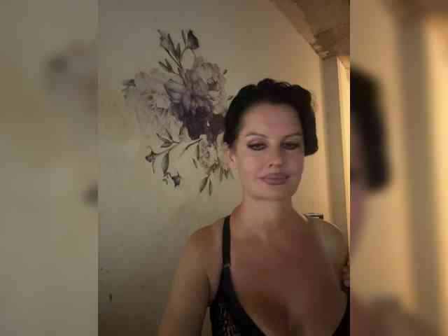 RoyalBreasts webcam