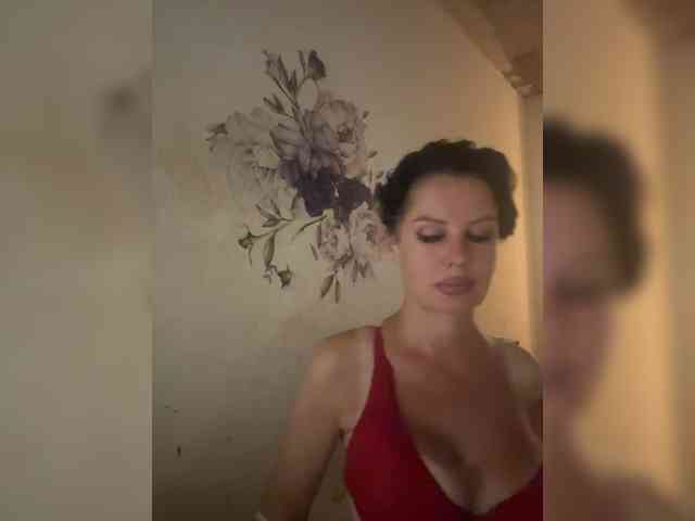 RoyalBreasts webcam