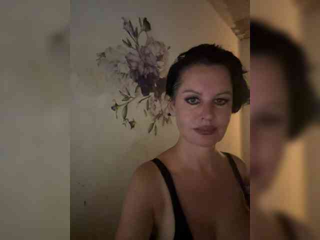 RoyalBreasts webcam