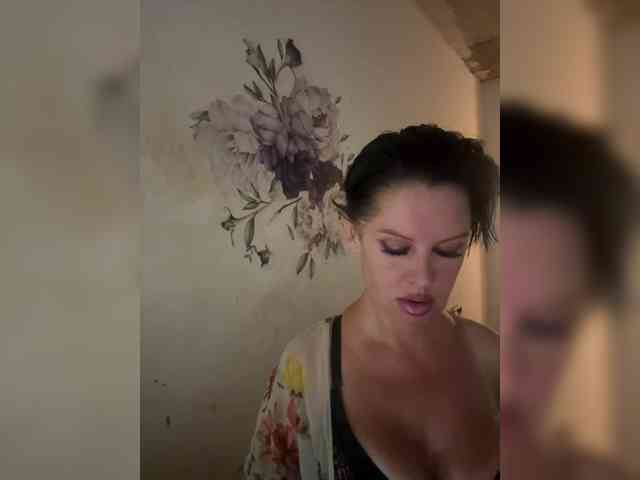RoyalBreasts webcam