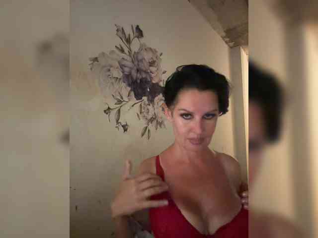 RoyalBreasts webcam