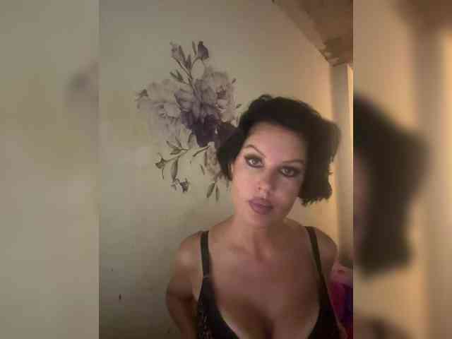 RoyalBreasts webcam
