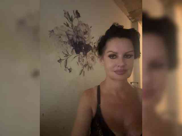 RoyalBreasts webcam