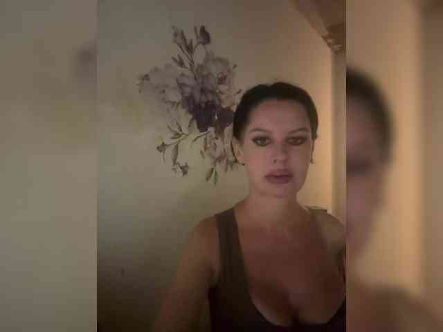 RoyalBreasts webcam